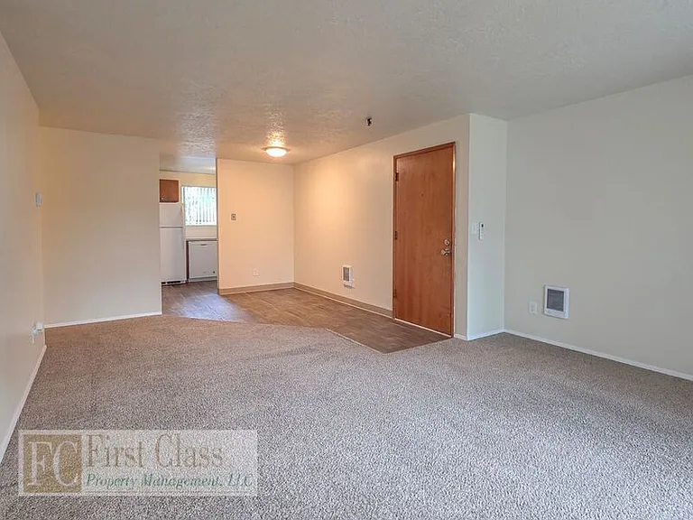 9555 SW Hall Blvd #17 — Photo 4