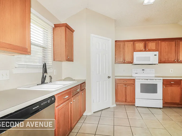 1017 La Mirada — Photo 5