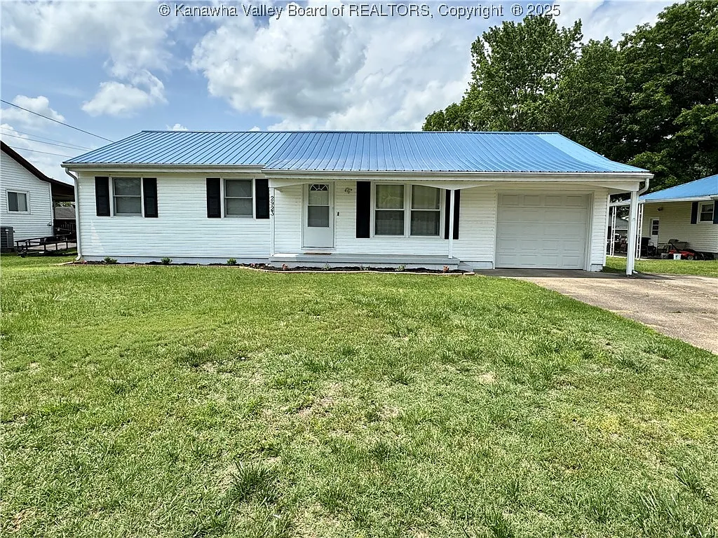 2923 Spruce Ave photo 1