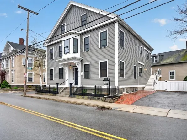 49 Essex St #2R, Salem, MA 01970