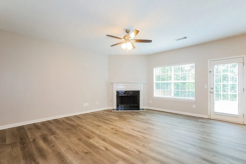 4 bed, 2.5 bath, 2296 sqft, $1,935 — Photo 4