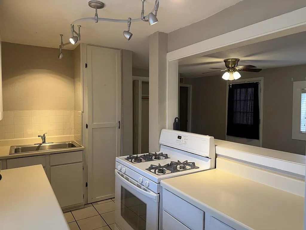1 bed, 1.0 bath, 680 sqft, $1,300 — Photo 4