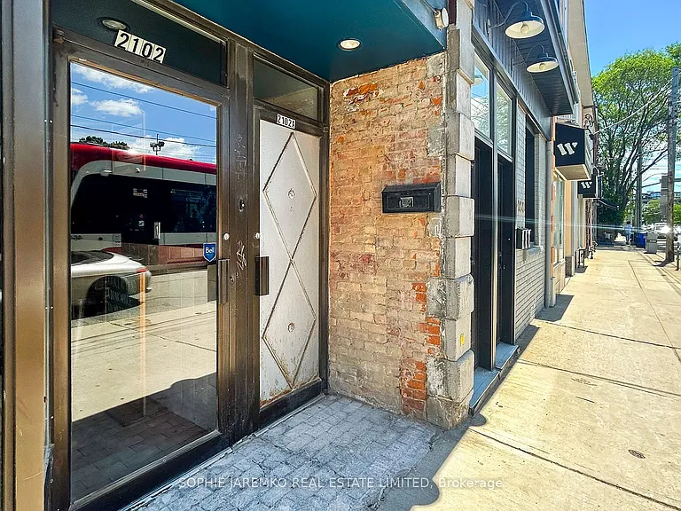 2102A Dundas St W — Photo 20