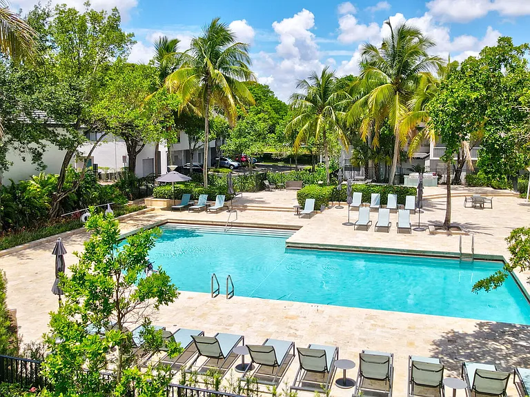 St. Tropez Townhomes & Villas — Photo 37