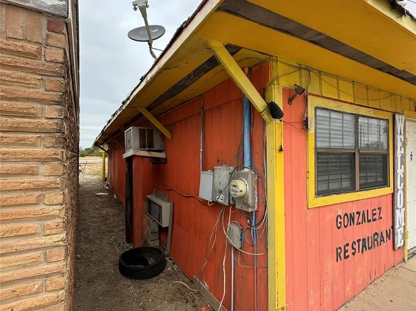 1407 Grand Ave, Big Wells, TX 78830