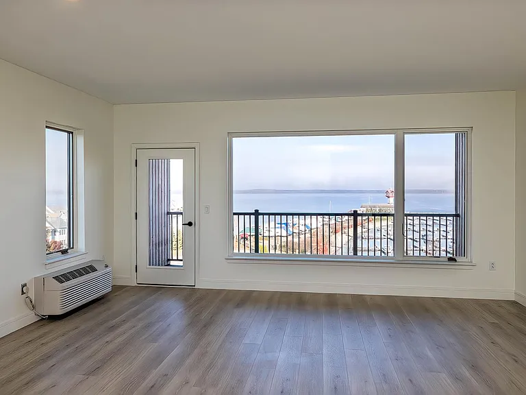 Lakehouse Luxury Apartments — Photo 7