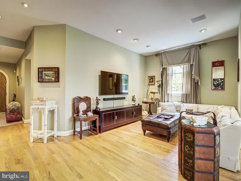 3808 Cathedral Ave NW — Photo 24