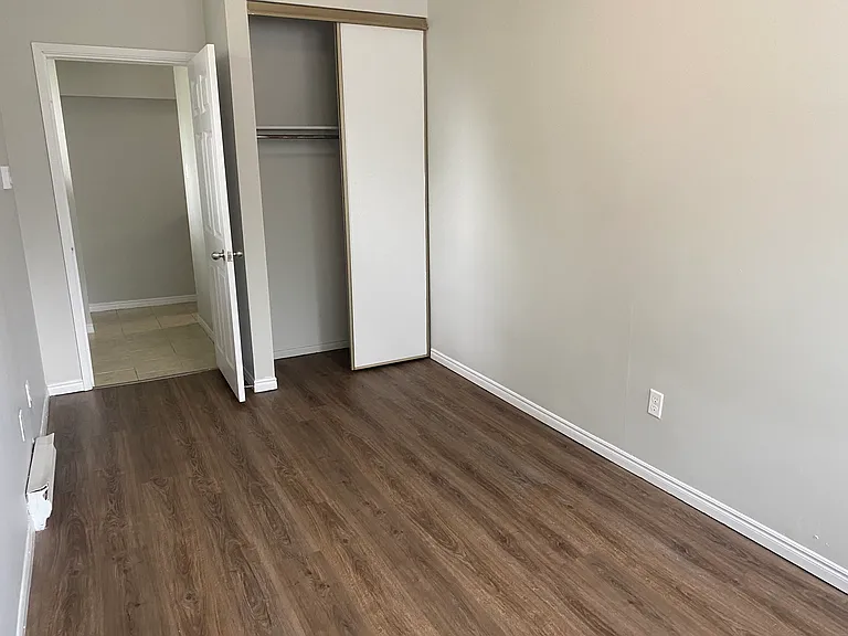 430 Adelaide St N — Photo 16