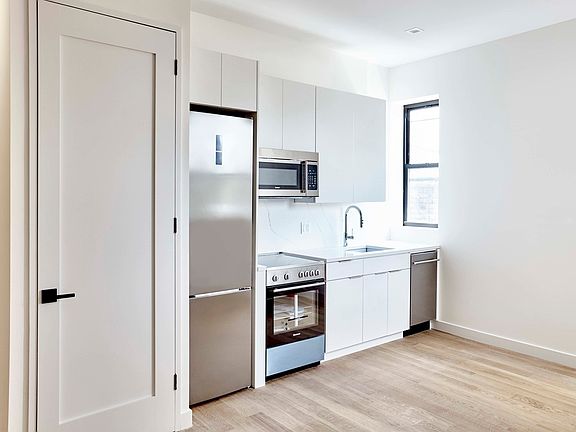 3rd image of 166 W 121st St #3B