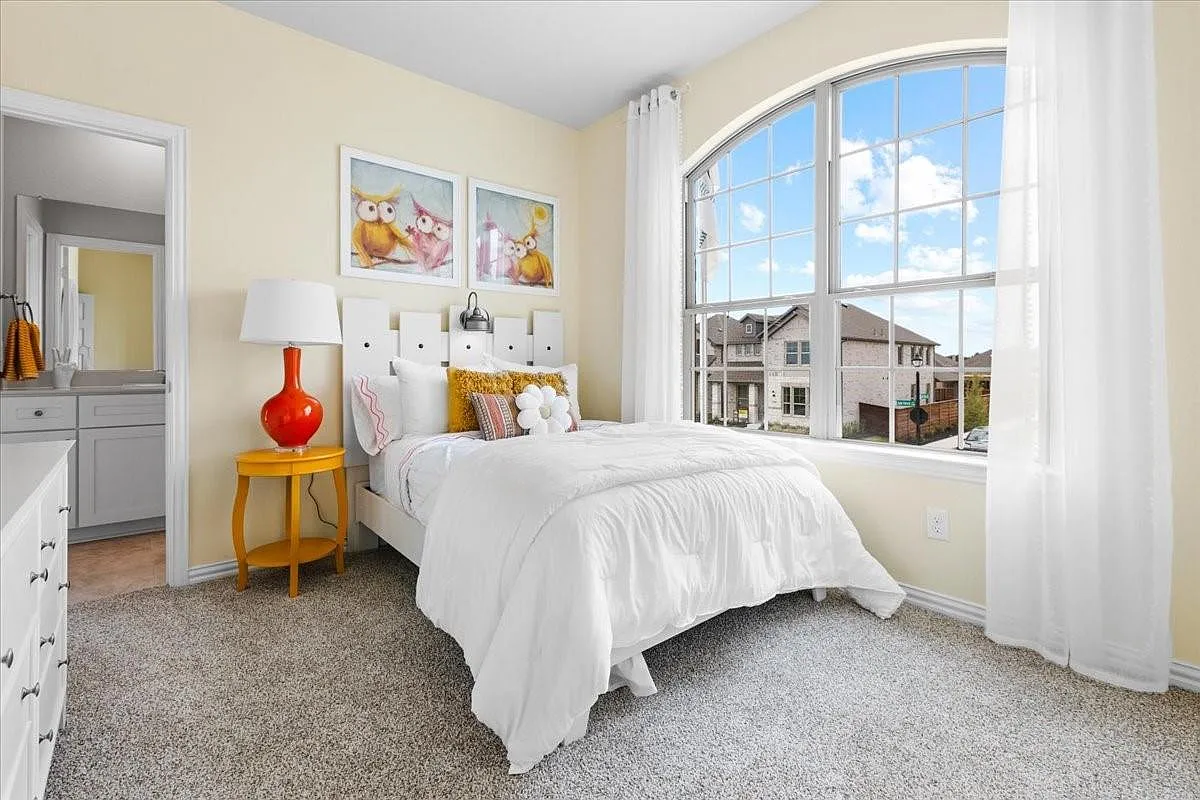 4 bed, 2700 sqft, $2,600 — Photo 4