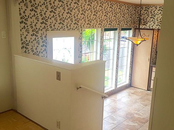 Dinning room to kitchen