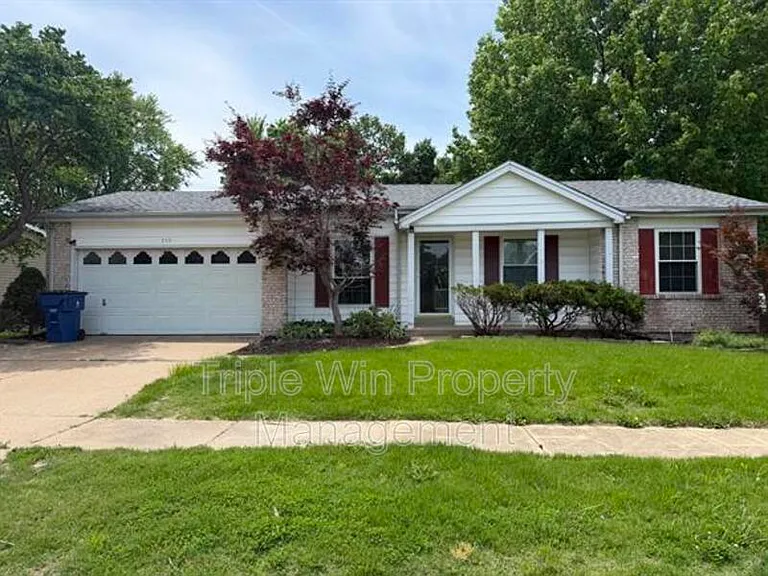 753 Watersedge Dr — Photo 1