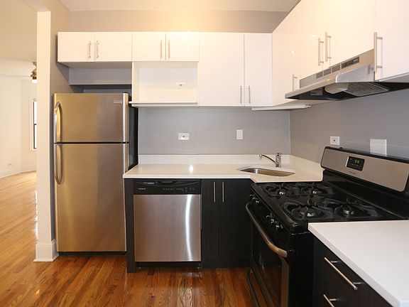 3rd image of 639 W Cornelia Ave APT 1S