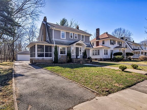 3rd image of 1521 Parkhill Rd