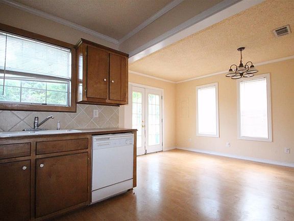 5th image of 828 Singapore Dr