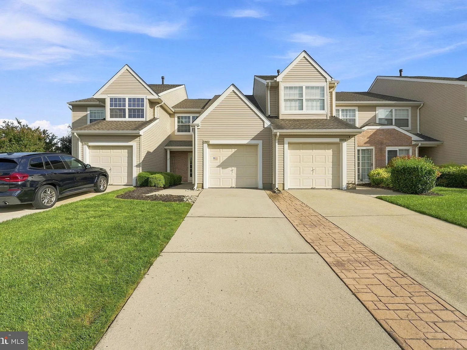 3 bed, 2.5 bath, 1572 sqft, $2,800 — Photo 2
