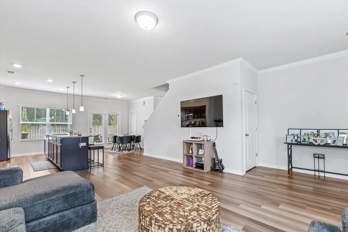 5 bed, 2.0 bath, 2237 sqft, $3,000 — Photo 4