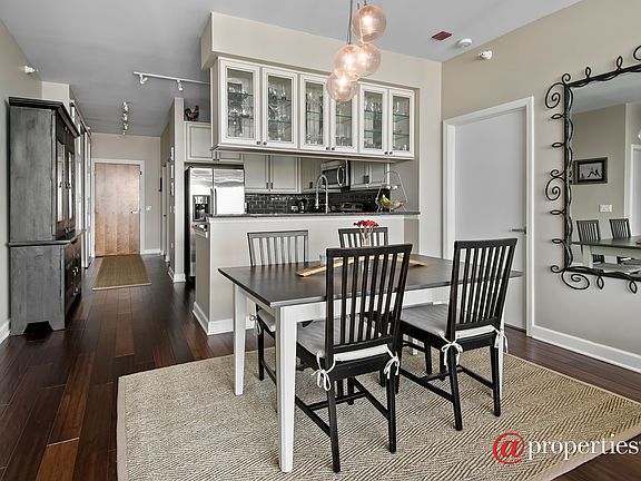 4th image of 1629 S Prairie Ave Unit 2609