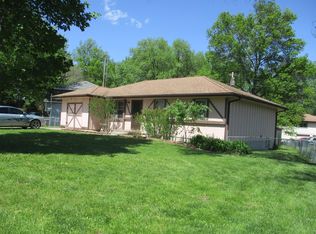 321 Highland Rd, Lansing, KS 66043