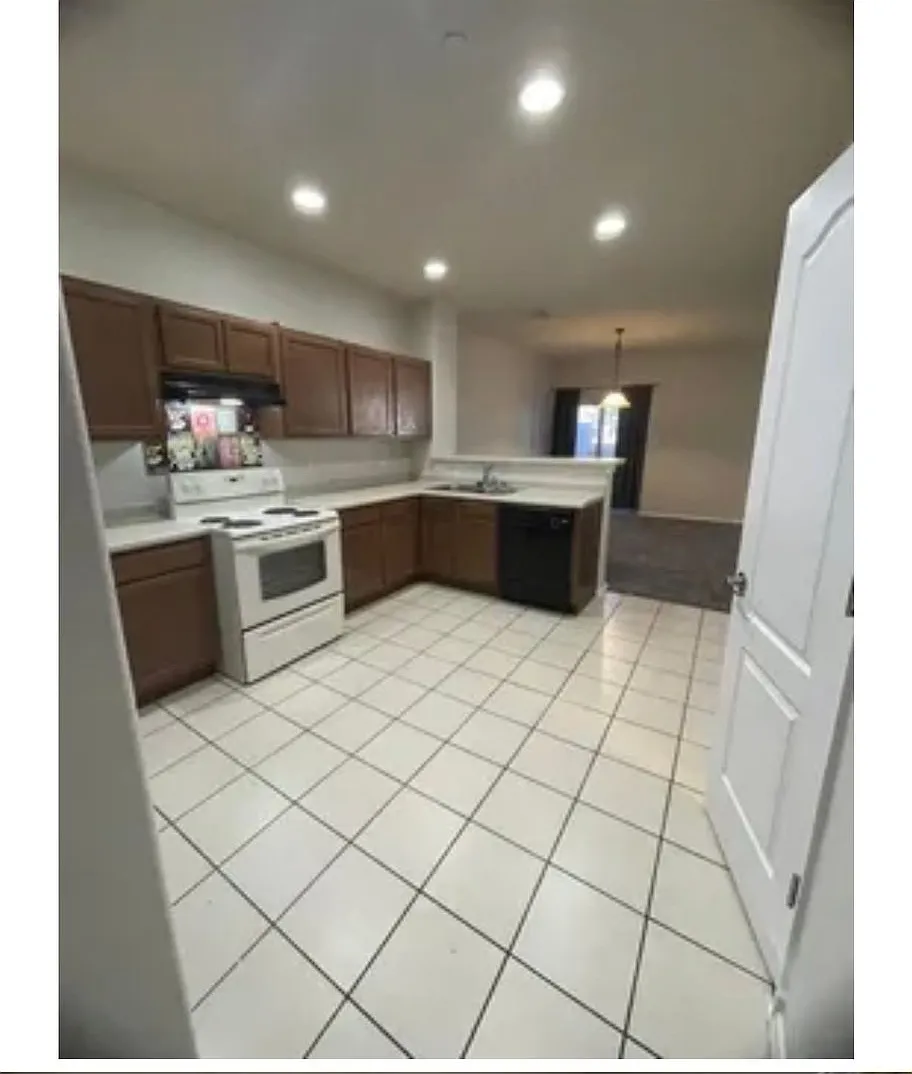NE 3/Bd 3/Ba 2story 2/CG TH — Photo 3