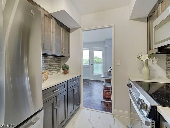 4th image of 377 S Harrison Street #8I