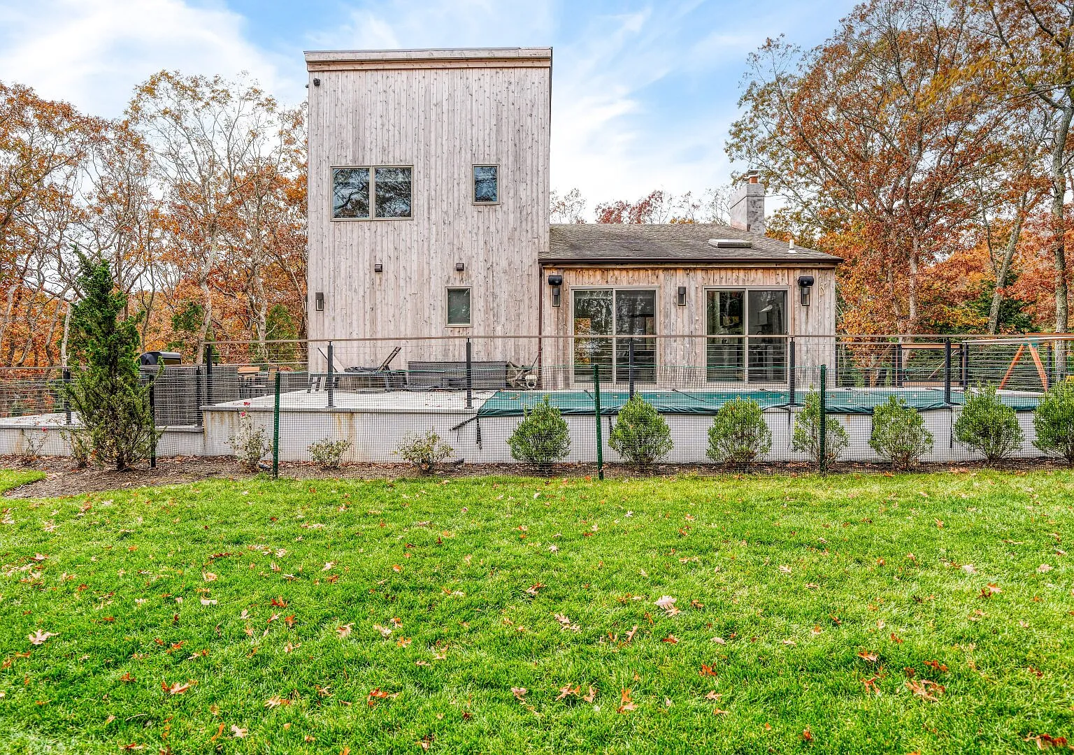 East Hampton Retreat: Heated Pool & Resort-Style Outdoors — Photo 3