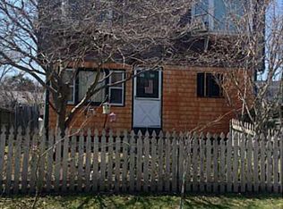 12 Kensington Ave, Portsmouth, RI 02871