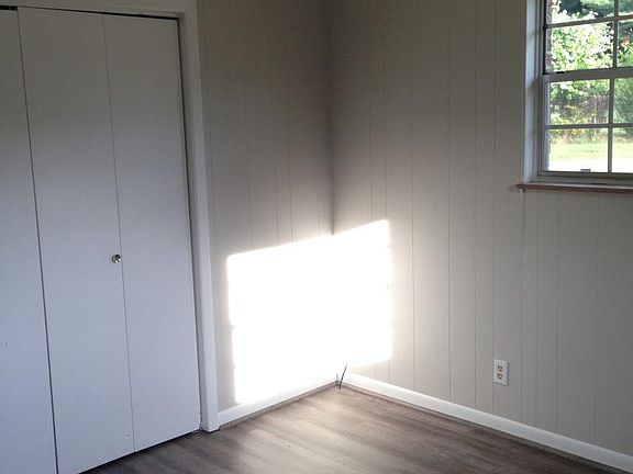 5th image of 227 Blue Grass Dr