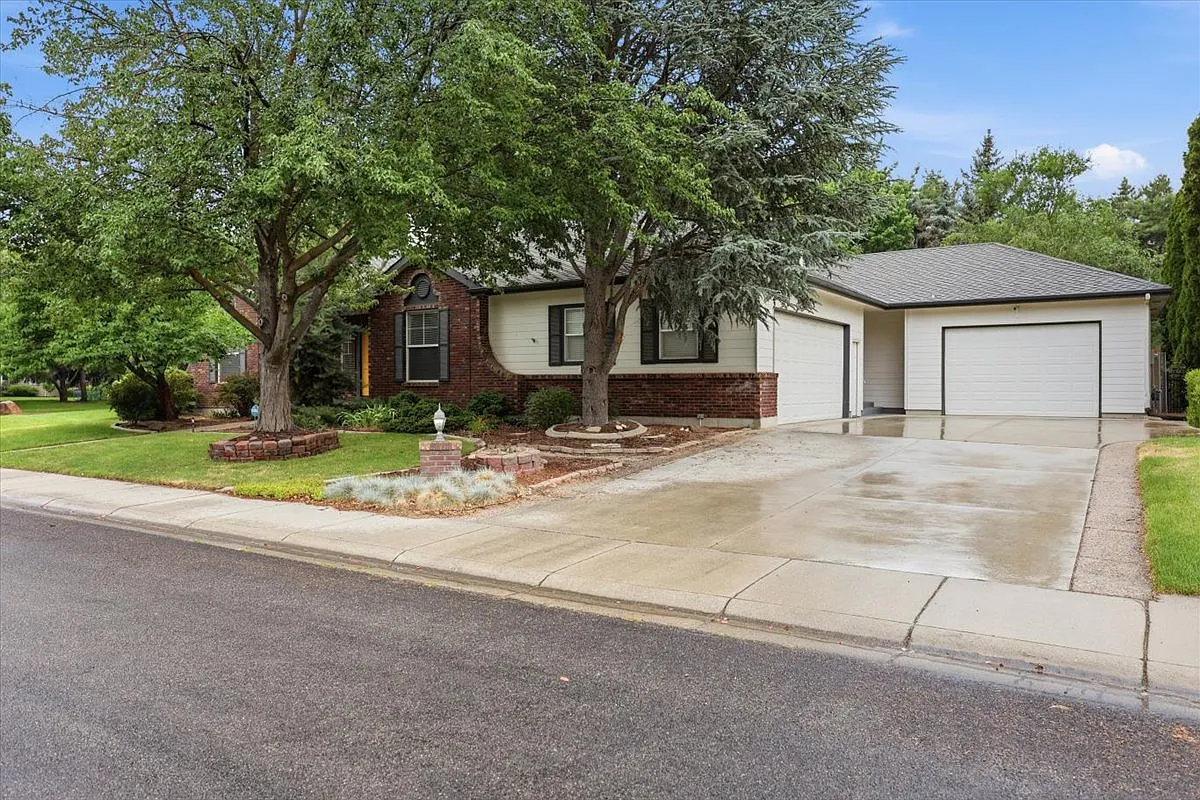 3 bed, 2458 sqft, $3,400 — Photo 2