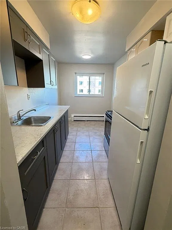 3 bed, 1.0 bath, 1000 sqft, $2,000 — Photo 3