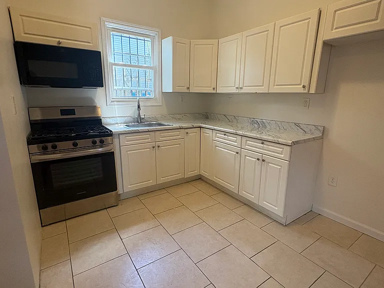 825-827 S 15th St #2L — Photo 1