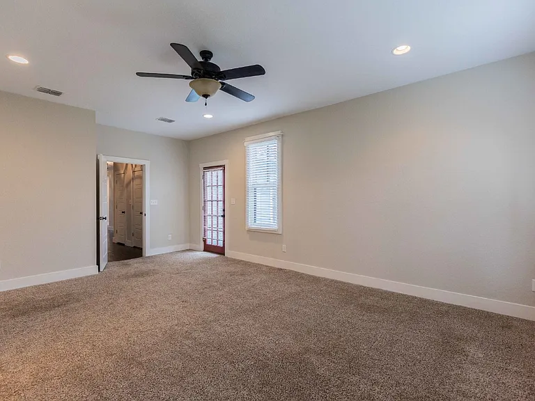 1121 E Crockett St — Photo 31