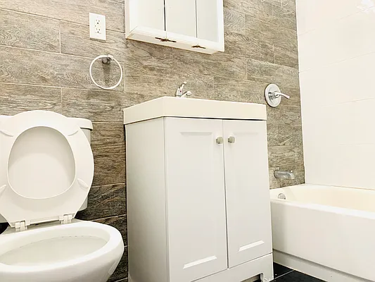 Rented by Blue Egg Realty Corp | media 26