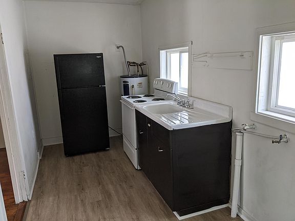 Kitchen w/washer/dryer hook ups