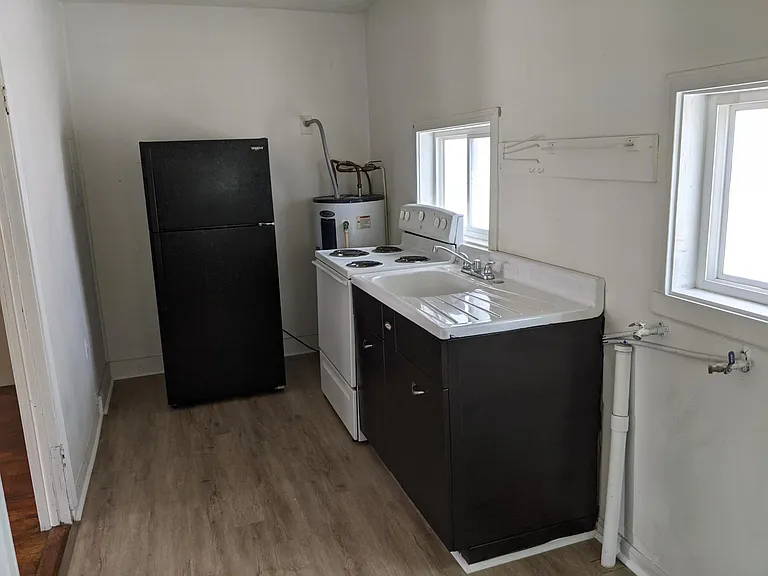 Kitchen w/washer/dryer hook ups