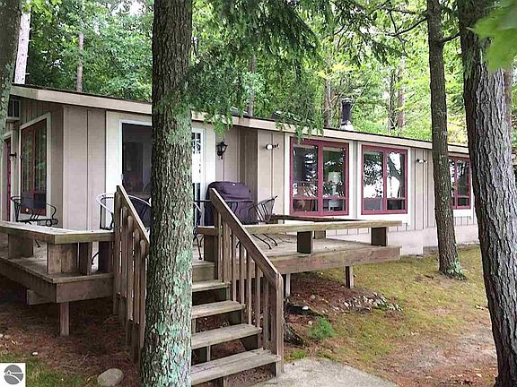 2nd image of 1292 Creswell Ln