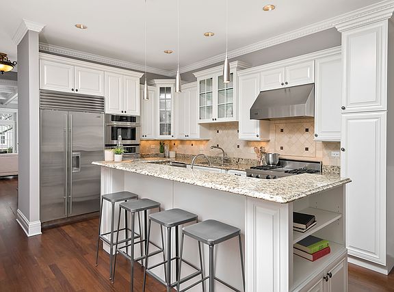 5th image of 1308 W Wellington Ave