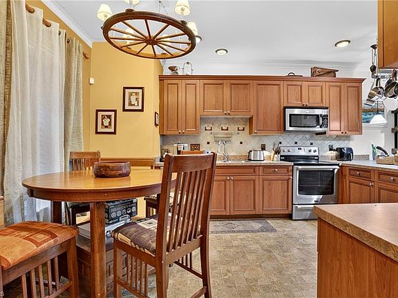 4th image of 8 Nandina Dr