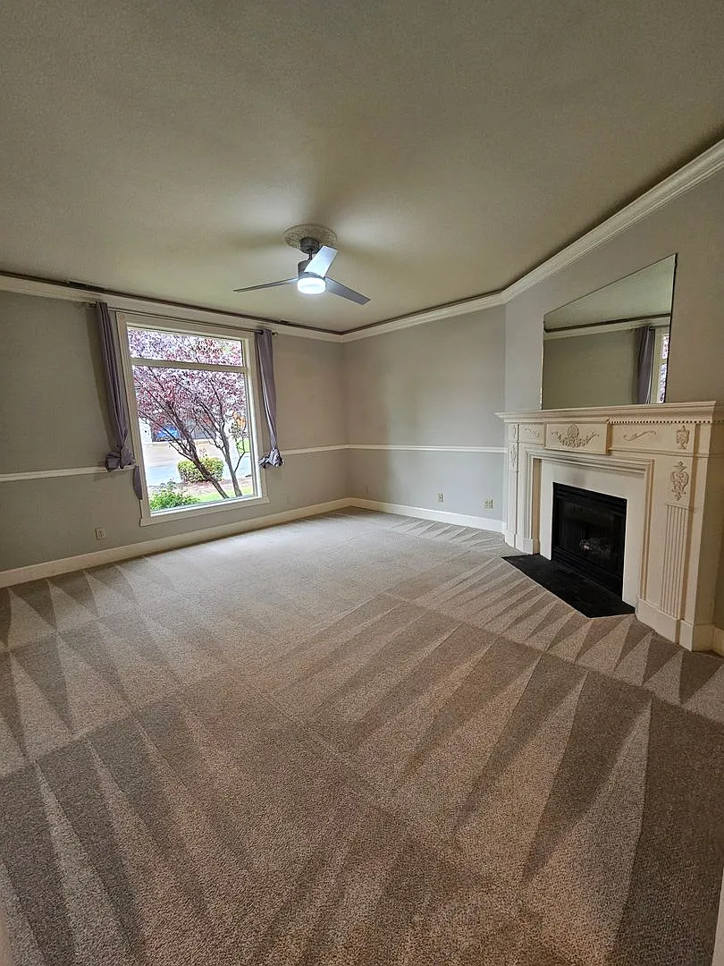 Luxury Home in East Medford — Photo 4