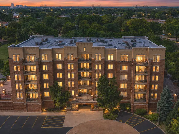 615 Perrie Dr #201, Elk Grove Village, IL 60007