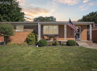 11483 Newbern Dr, Warren, MI 48093