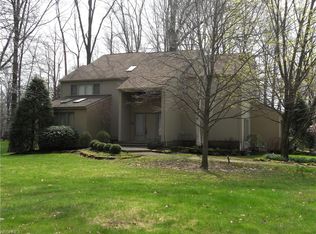 955 Royal Arms Dr, Girard, OH 44420