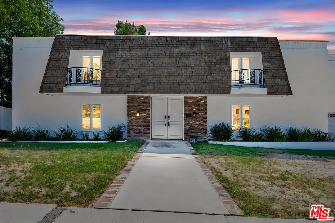 5 bed, 5.0 bath, 5500 sqft, $12,000 — Photo 1