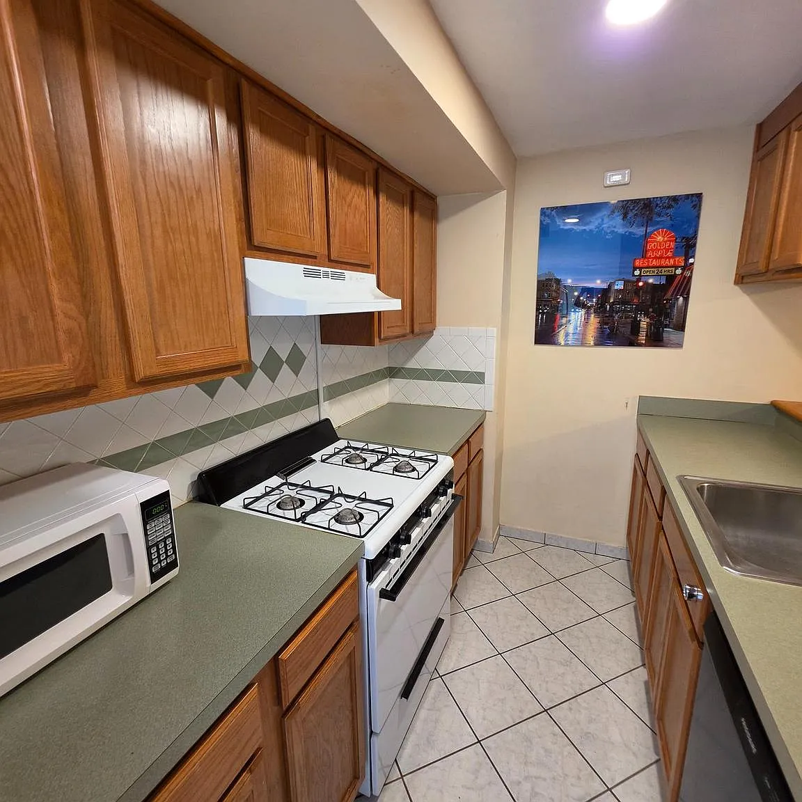 4 bed, 2.5 bath, 2000 sqft, $3,200 — Photo 4