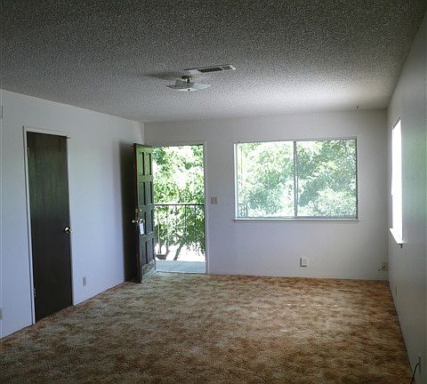 3rd image of 554 N East St