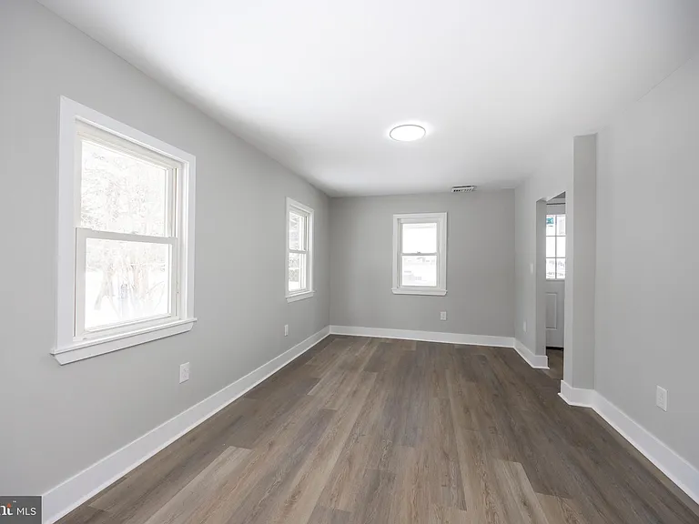 181 W 7th Ave — Photo 13