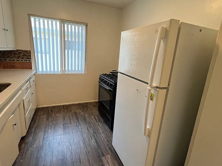 14612 Wyandotte St #9 — Photo 14
