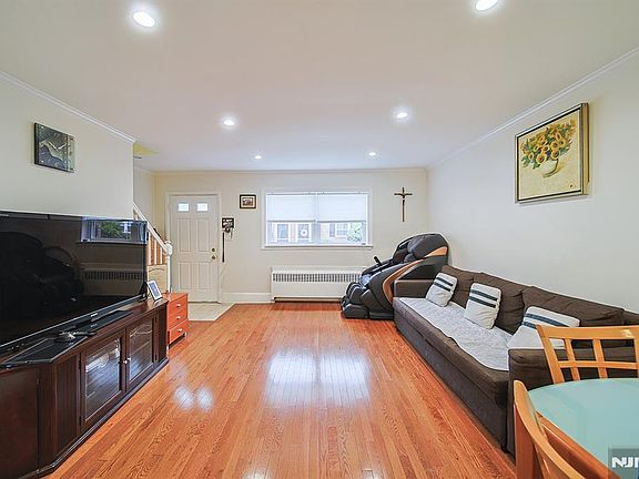 5th image of 295 Tenafly Rd APT I