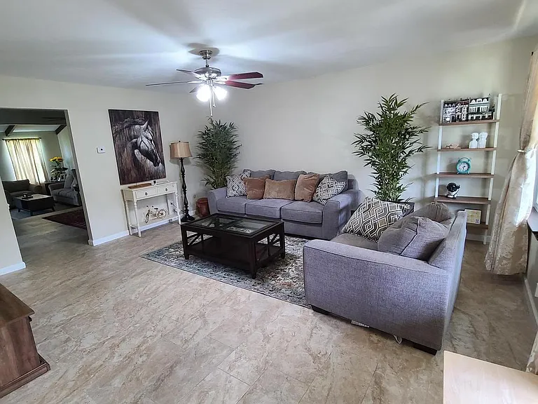 1105 Jonathan Ln — Photo 3
