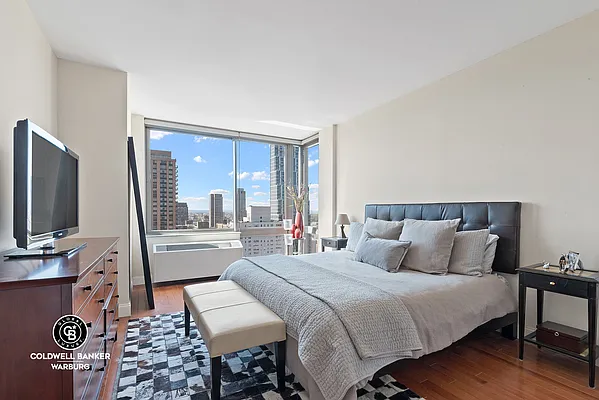 Rented by Coldwell Banker Warburg | media 3
